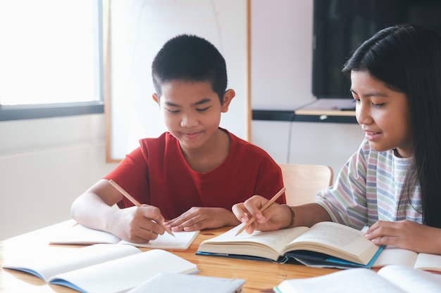 Deux élèves du primaire apprennent ensemble.