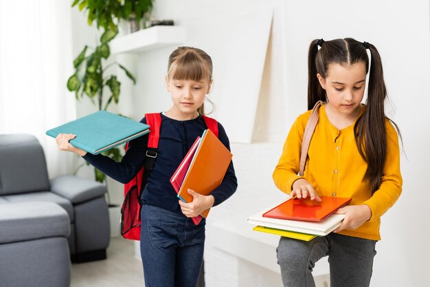 Deux élèves de l'école élémentaire, Retour à l'école.