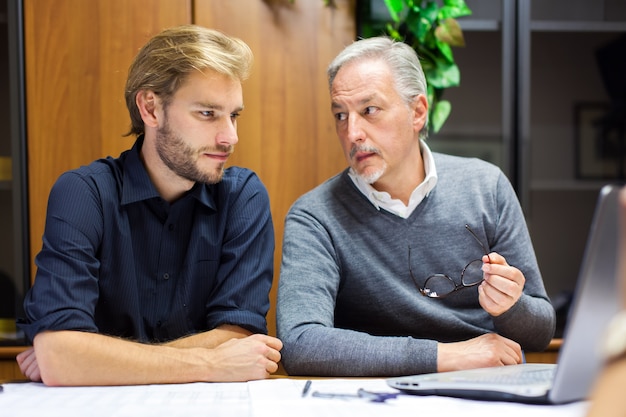 Deux employés au travail dans un bureau