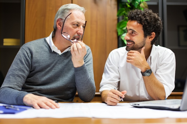 Deux employés au travail dans un bureau