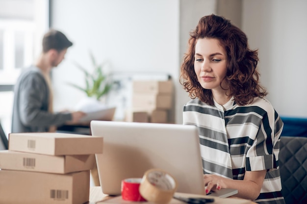 Deux employés de boutique Internet travaillant au bureau