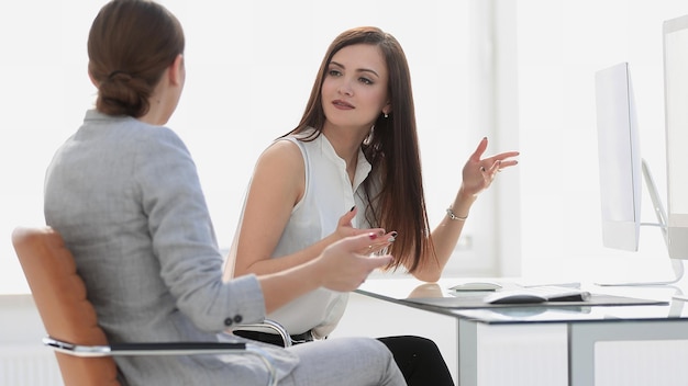 Deux employés de bureau parlant sur le lieu de travail