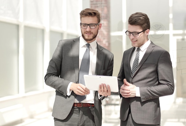 Deux employés debout au bureau