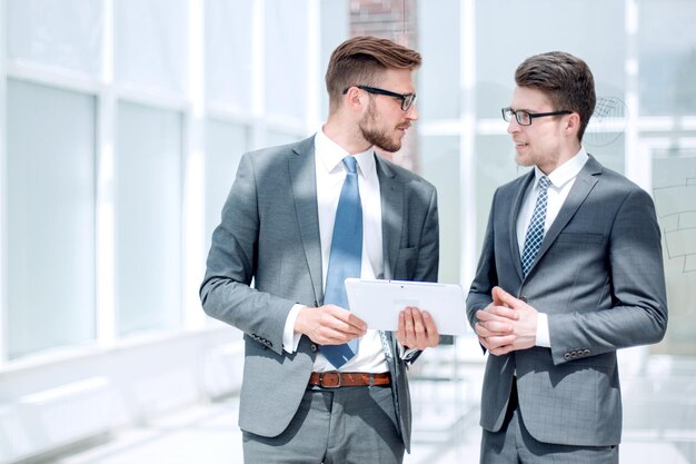 Deux employés debout au bureau