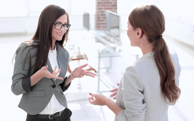 Deux employés parlant debout au bureau