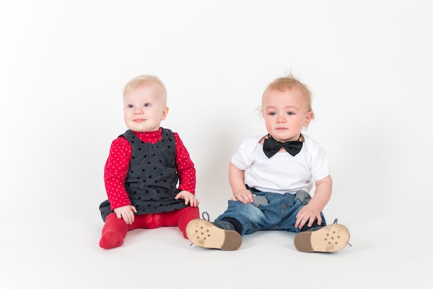 Deux enfants assis sur l'espace blanc