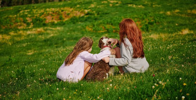 deux enfants avec un chien