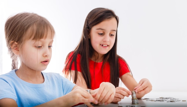 Deux enfants comptant des pièces ensemble