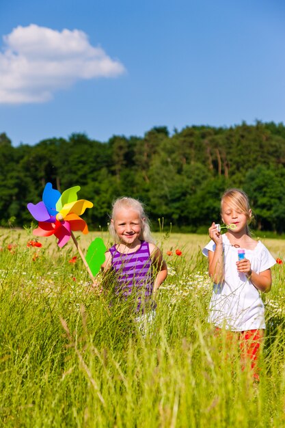 Deux, enfants, dans, champ été, jouer