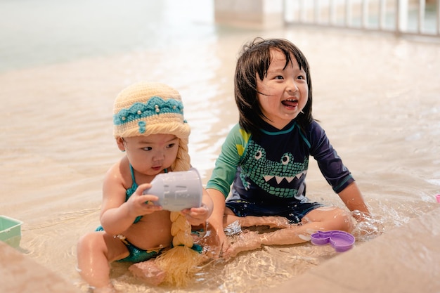 Deux enfants dans la piscine Les enfants nagent à l'intérieurEnfant pendant les vacances dans un hôtel