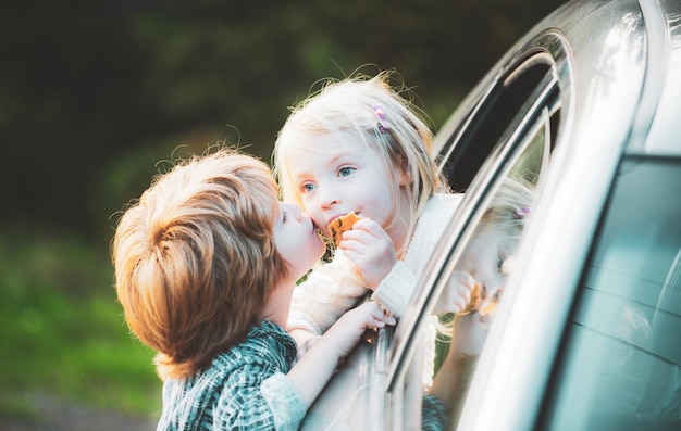 Deux enfants disent au revoir avant de voyager en voiture au revoir