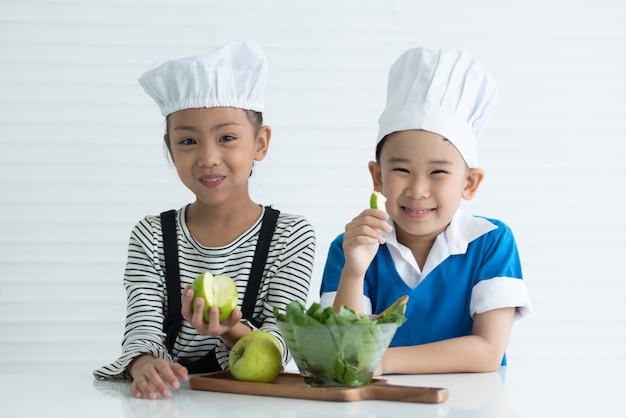 Deux enfants garçon et fille dans le concept de cuisine et de cuisine