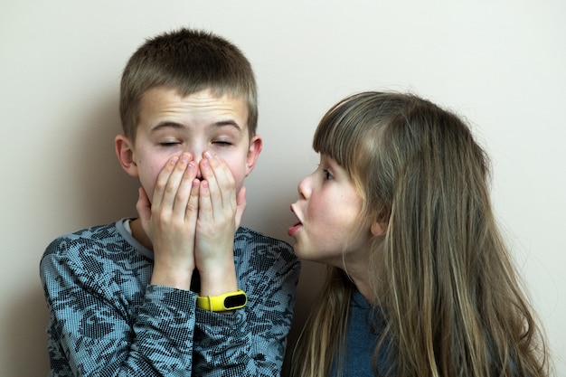 Deux enfants garçon et fille s'amuser ensemble. Concept d'enfance heureuse.