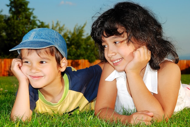 Deux enfants heureux sur Prairie