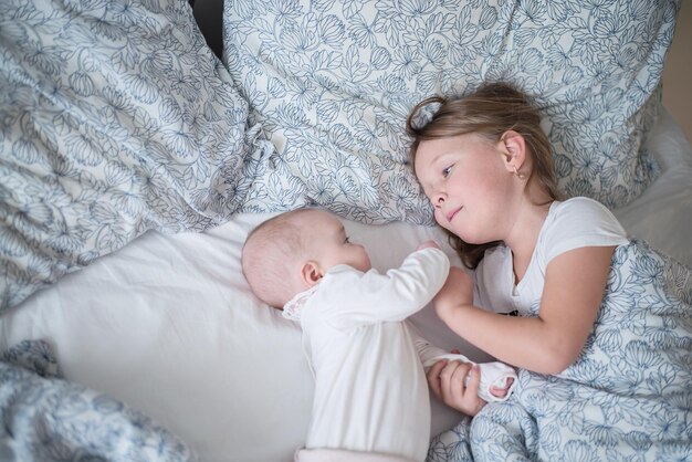 deux enfants jouant au lit