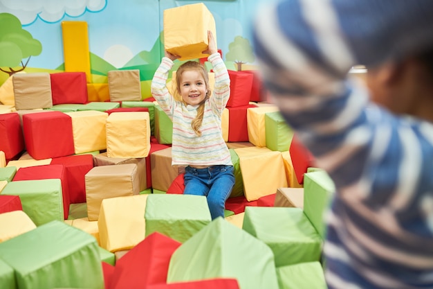 Deux enfants jouant dans Foam Pit