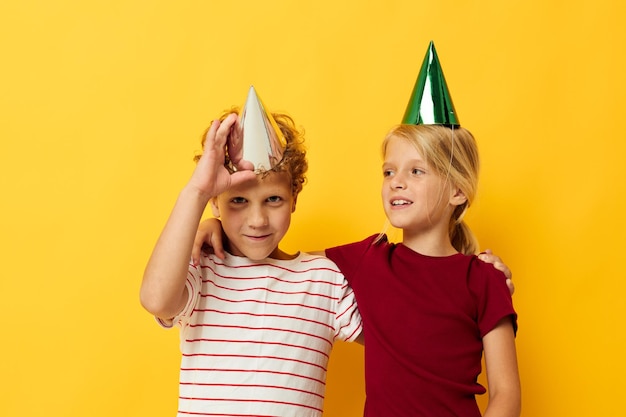 Deux enfants joyeux anniversaire fun vacances émotions fond isolé