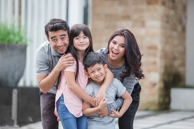 Deux enfants avec leurs parents