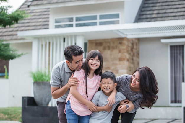 Deux enfants avec leurs parents