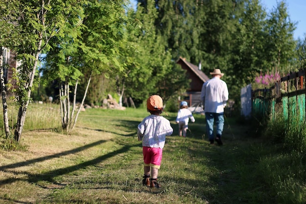 Deux enfants marchent grand-père