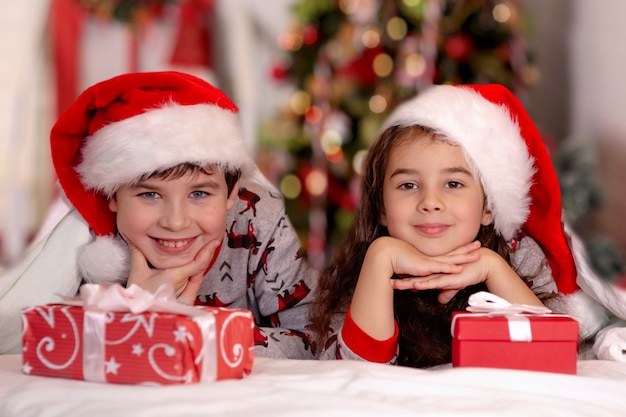 Deux enfants mignons, une fille et un garçon, frère et soeur