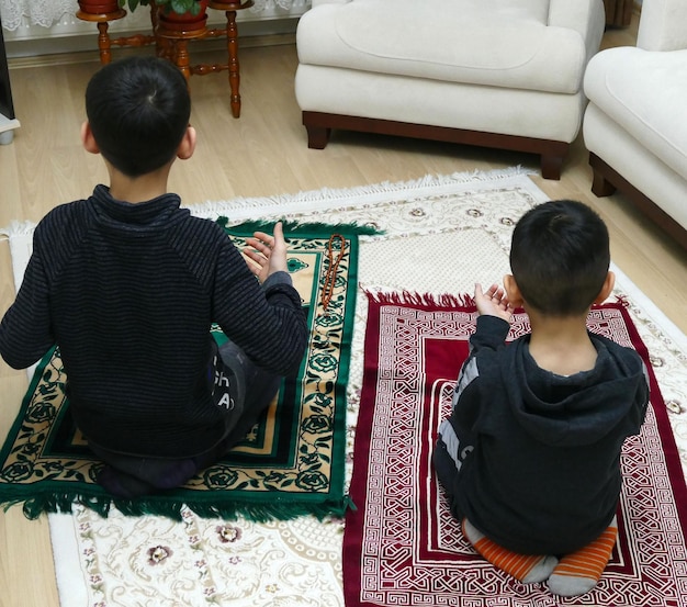 Deux enfants musulmans qui adorent la prière