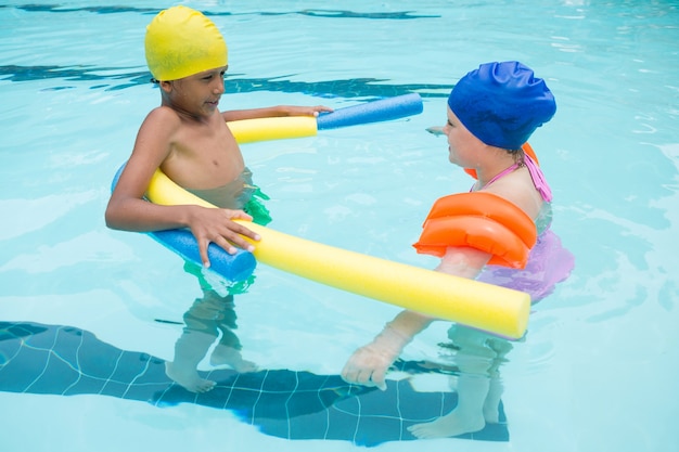 Deux enfants nageant dans la piscine du centre de loisirs