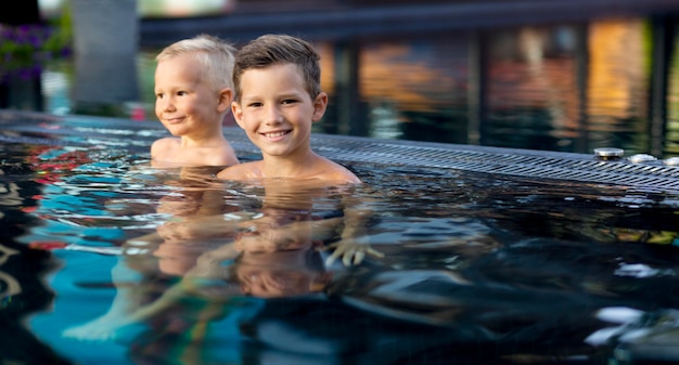 Photo deux enfants profitant de leur journée à la piscine