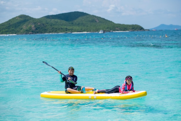 Deux enfants surfant dans la mer