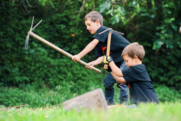 Deux enfants travaillant dans le jardin