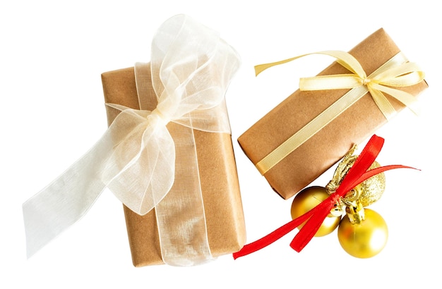 Deux enveloppés dans des coffrets cadeaux en papier rustique avec des boules de noël sur fond blanc ou transparent