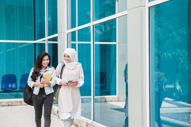 Deux étudiants asiatiques marchant sur le campus