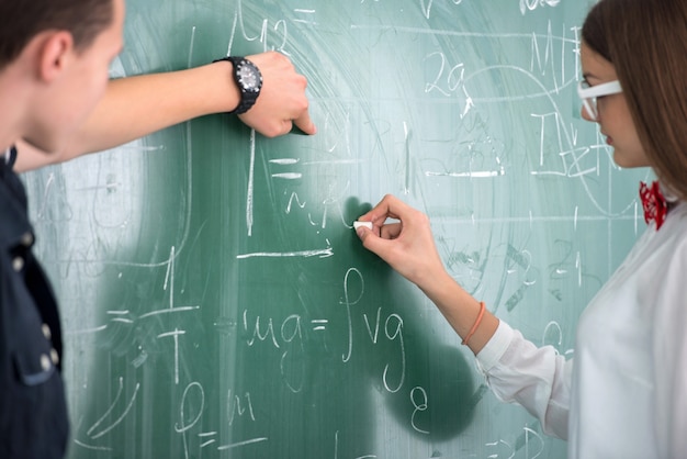 Deux étudiants au tableau