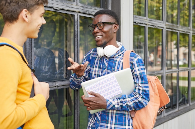 Deux étudiants discutant à l'extérieur