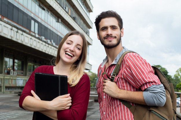 Deux étudiants étudient ensemble à l&#39;extérieur