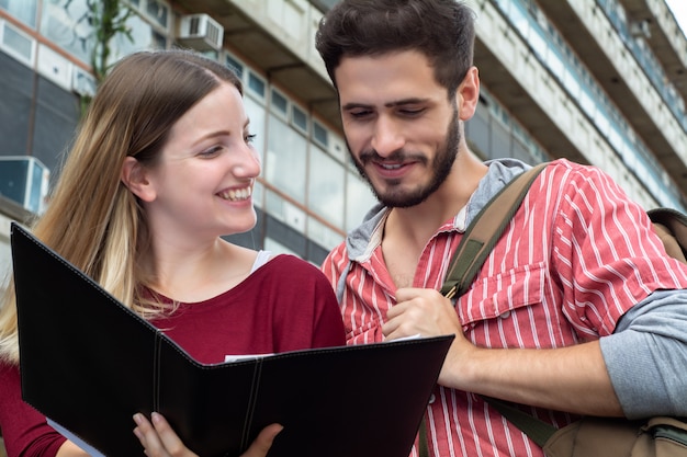 Deux étudiants étudient ensemble à l&#39;extérieur