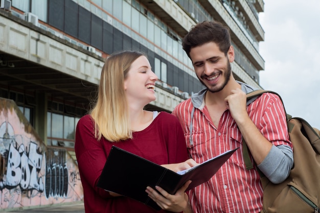 Deux étudiants étudient ensemble à l&#39;extérieur