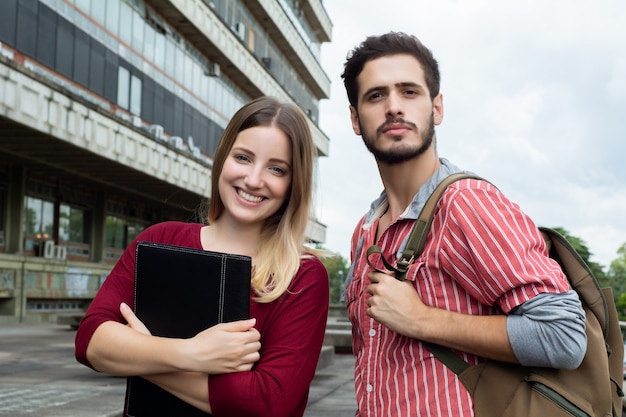 Deux étudiants étudient ensemble à l'extérieur