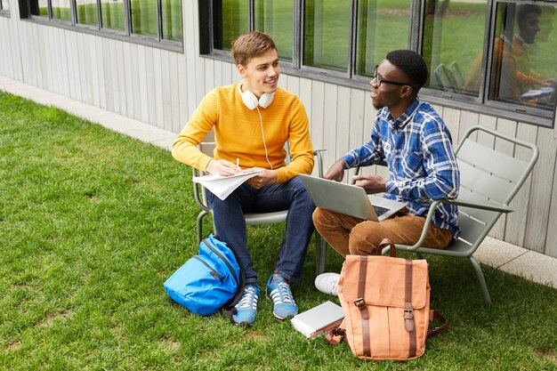 Deux étudiants étudient à l'extérieur