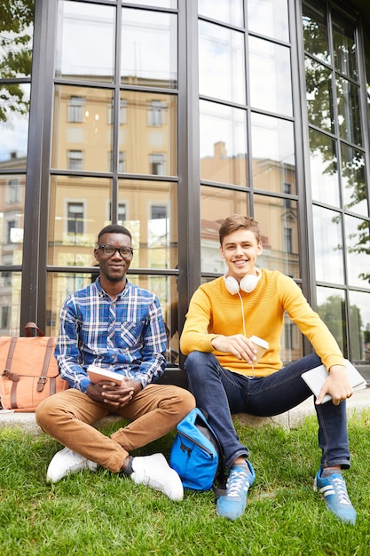 Photo deux étudiants posant à l'extérieur