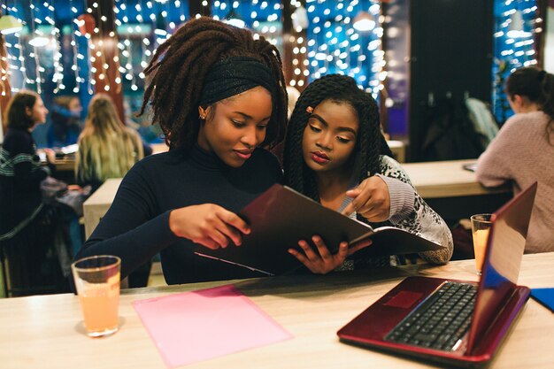 Deux étudiants regardent un journal ouvert