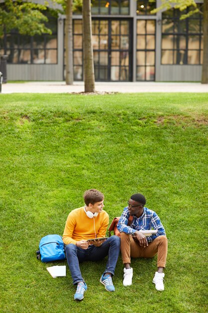 Deux étudiants reposant sur la pelouse