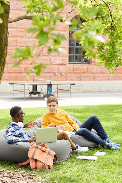 Photo deux étudiants se détendre à l'extérieur