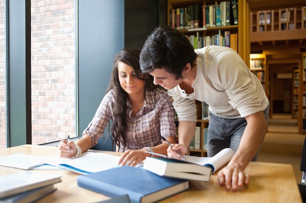 Deux étudiants travaillant ensemble