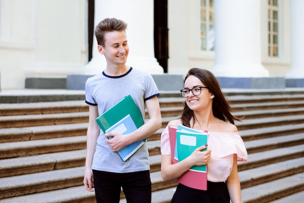 Deux étudiants universitaires rentrent à la maison parler après leur classe