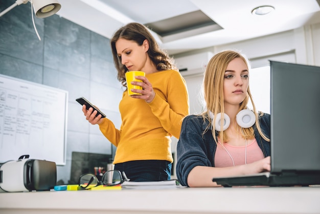 Deux, femme affaires, travailler, bureau