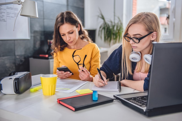 Deux, femme affaires, travailler ensemble, au bureau