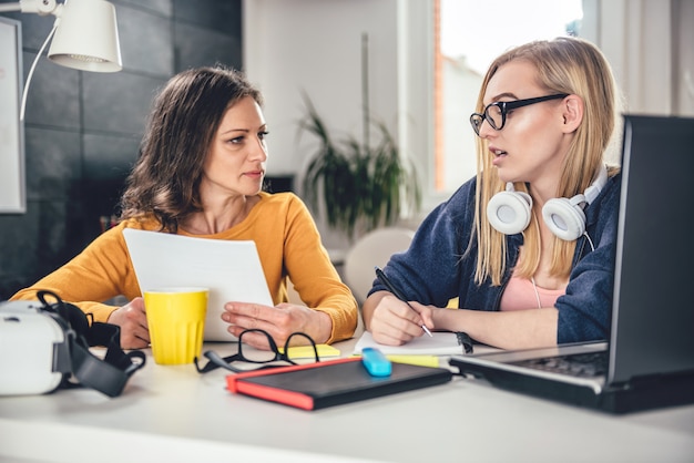 Deux, femme affaires, utilisation, ordinateur