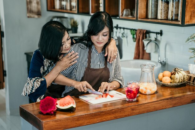 Deux, femme asiatique, cuisine, dans cuisine