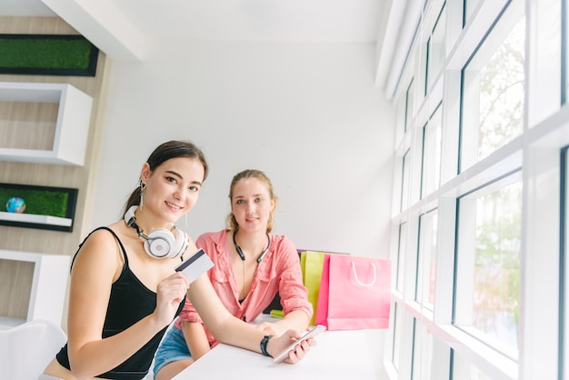 Deux femme caucasienne faire du shopping en ligne